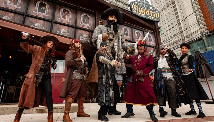 Piratas em frente a Aventura Pirata