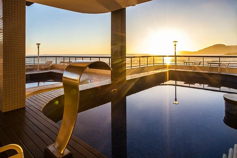 Nascer do sol visto da piscina do hotel